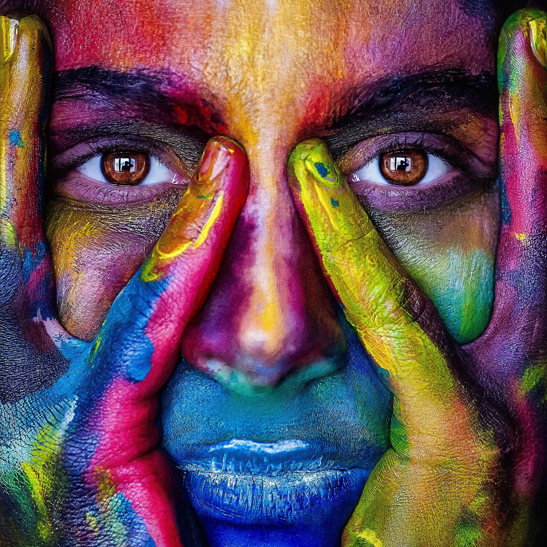 Declicexpro agence de communication globale - couleurs et communication - visage peint en couleur